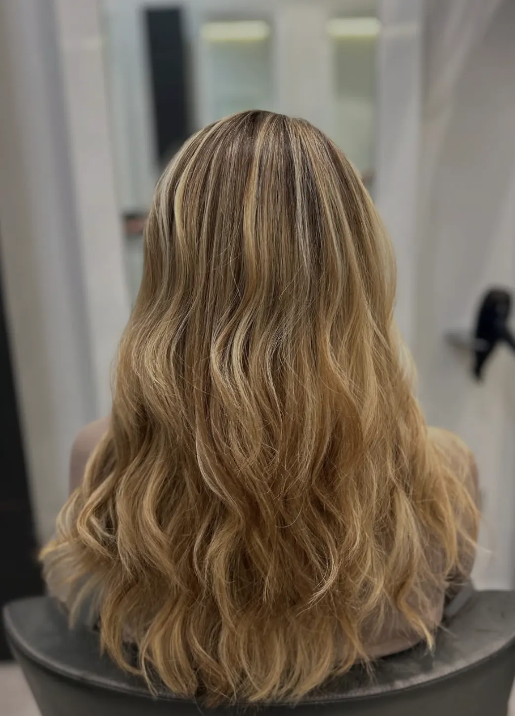 Capelli lunghi biondi luminosi curati nel salone Wonderlong