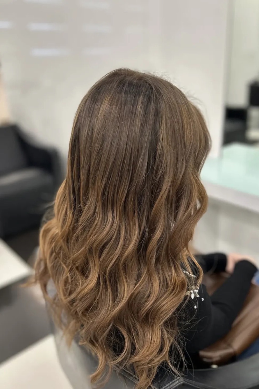 Capelli lunghi castani: guida alla cura di radici, lunghezze e punte